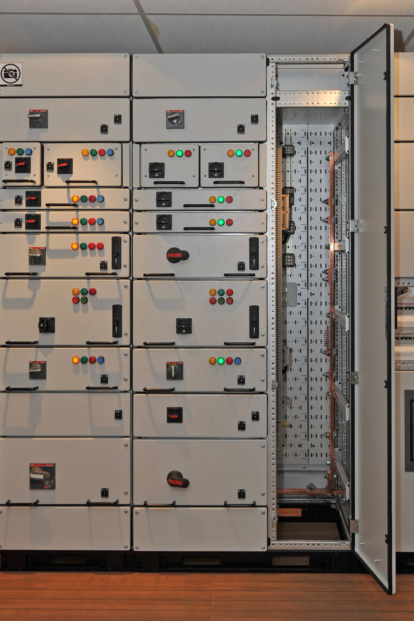Logstrup Steel's Removable Units (RMU) ensure high protection against contact and can be accessed from the front or rear.