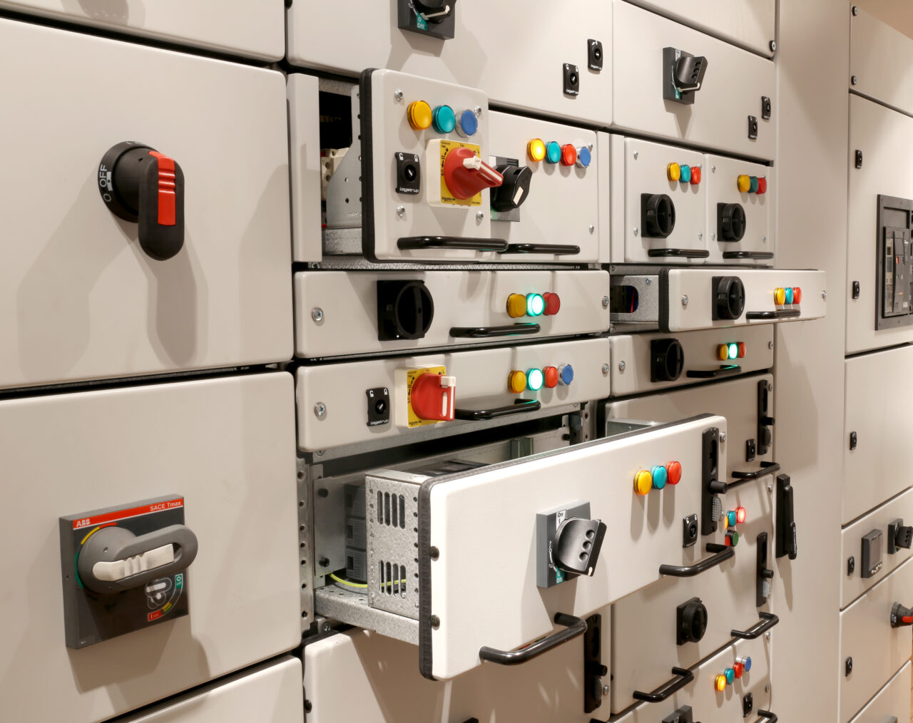 Low voltage switchgear for manufacturing and production plants wordlwide