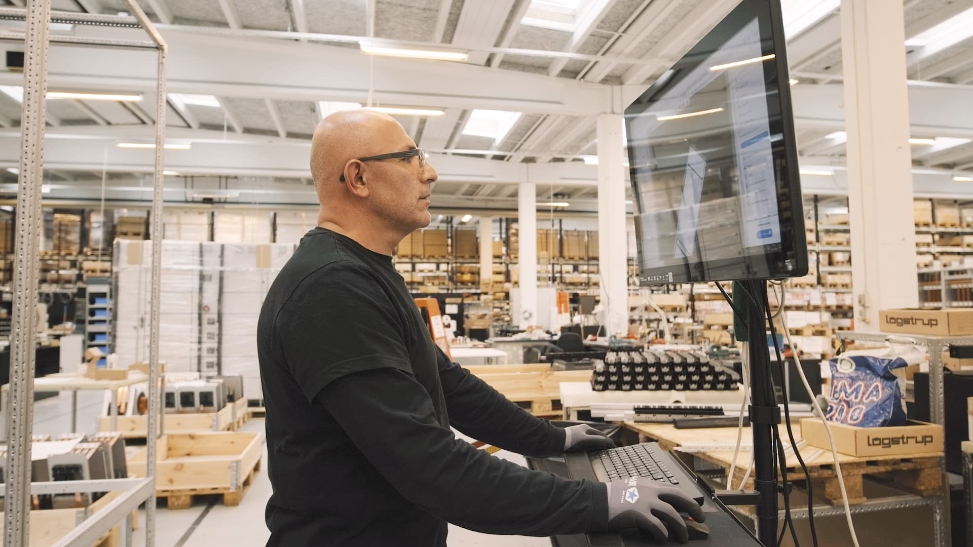 Arbeiten am Computer in der Produktion 72